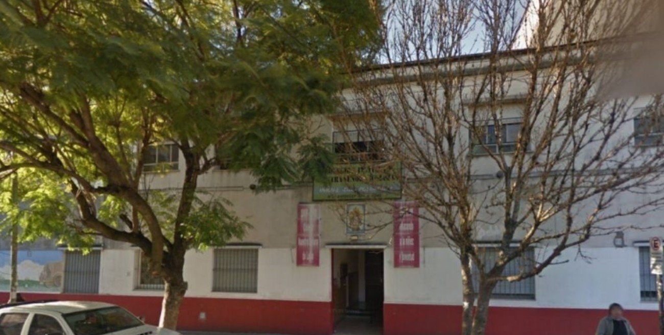 La Plata: jóvenes egresados festejaron con bengalas dentro de un aula y terminó con heridos