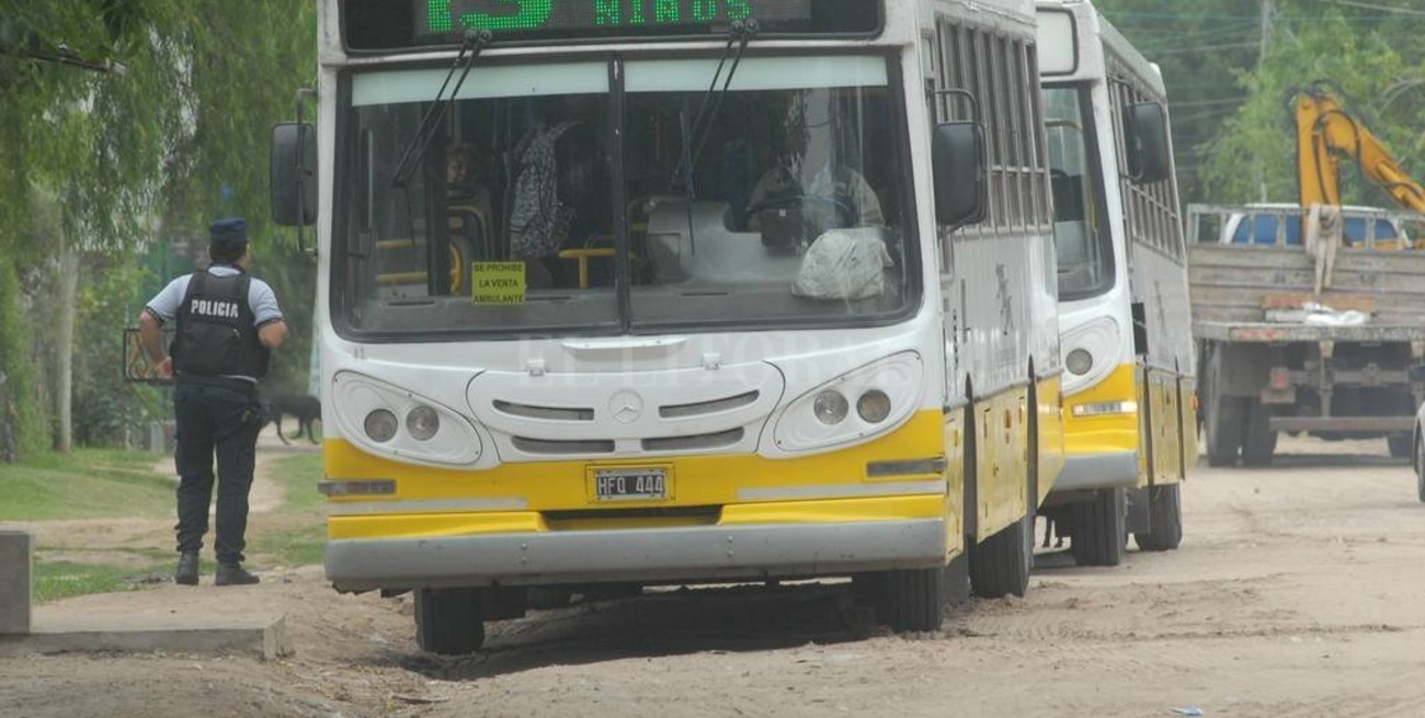 Balearon un colectivo de la Línea 13 en Alto Verde