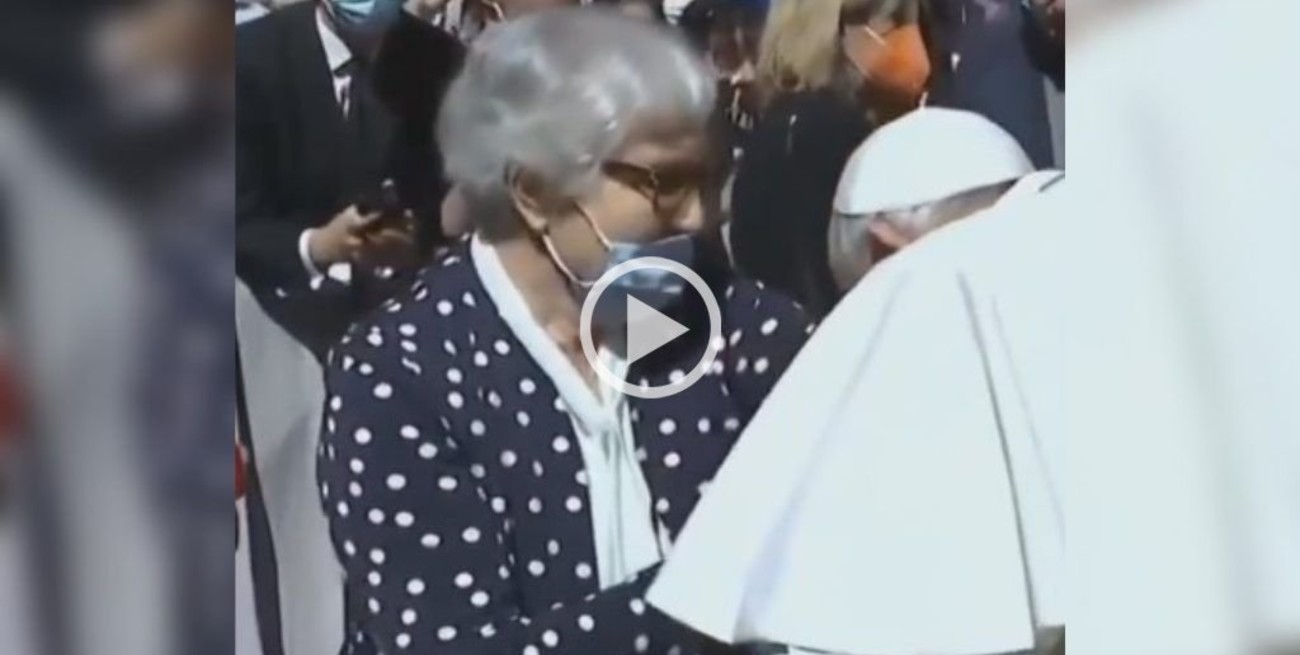 Video: Francisco besó el tatuaje de una superviviente de los campos de concentración nazis