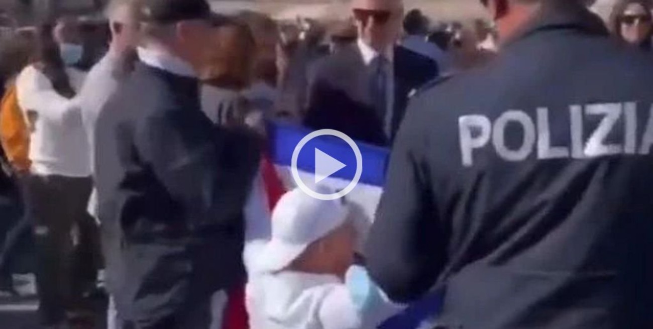 Polémica en El Vaticano: la policía le quitó la bandera a un cubano durante el Angelus