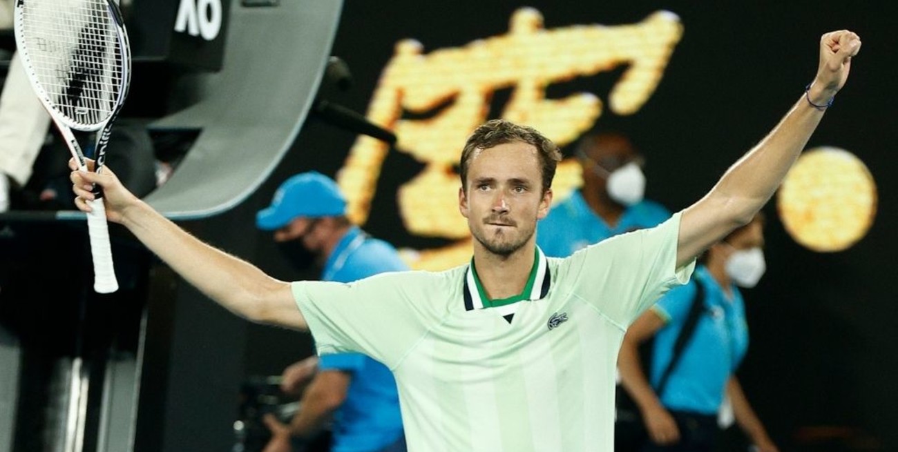 Medvedev ganó un maratónico partido y alcanzó la final en Australia