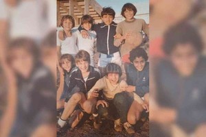 Gentileza Carlos Iparraguirre EN LA AUXILIAR DE COLÓN. Pizzi y el Sabalero, caminos que ya se cruzaban. Arriba, Theiler,  Yeyo  Caprio, Pavón y Barrera. Abajo: Tenca, Juan Antonio Pizzi, el  Mono  Juan Pablo Poletti y Marioni (hermano de Roberto).  Un entrenamiento previo al viaje de la Selección de Santa Fe a Salta: atrás el cemento en el Brigadier López.