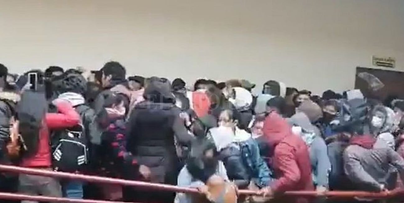 Detienen a dirigentes que convocaron a la asamblea en la que murieron 7 estudiantes en Bolivia