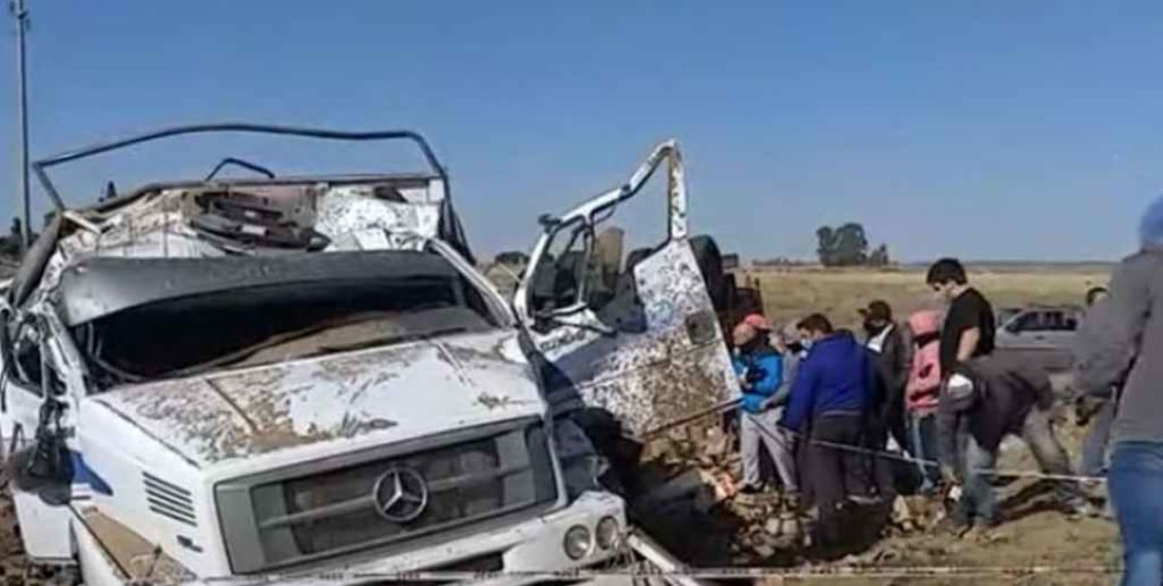 Córdoba: volcó un camión con vino y el dueño permitió que se lleven el cargamento