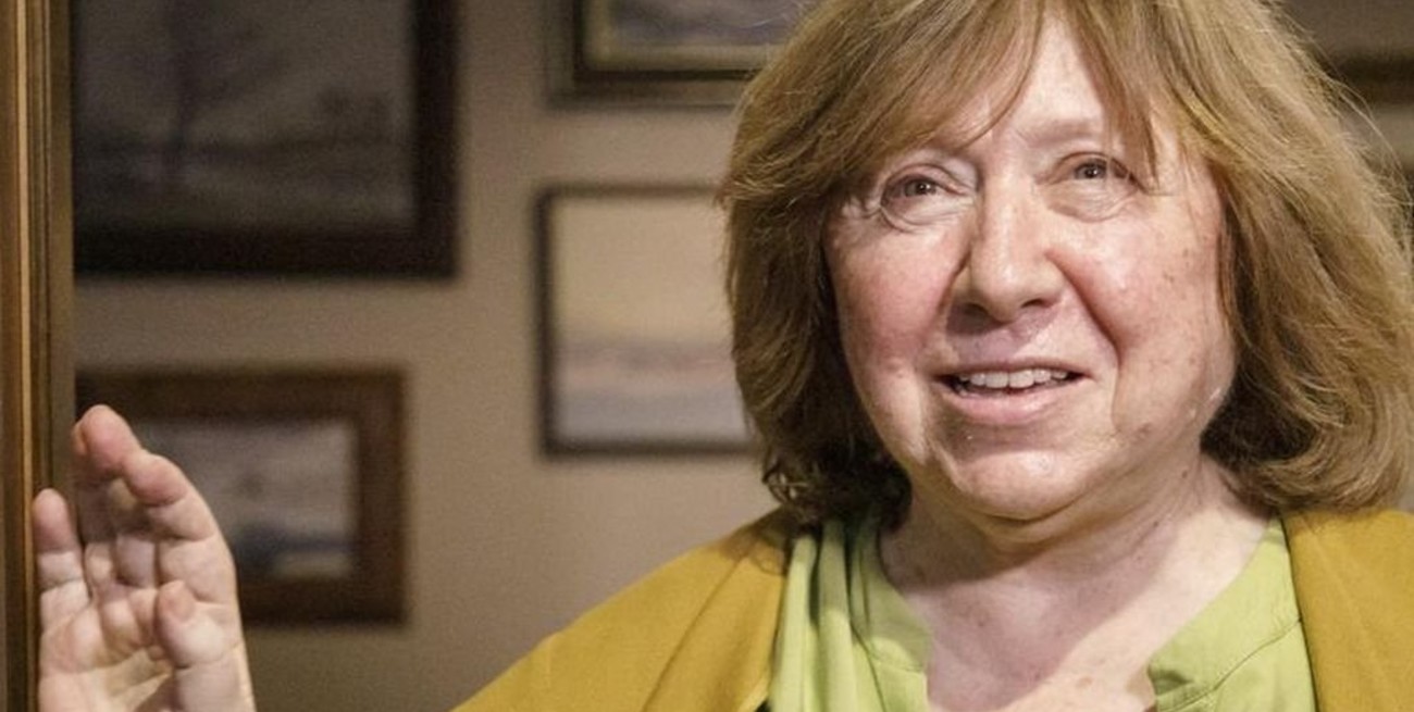 La Nobel de Literatura Svetlana Alexiévich abandona Bielorrusia