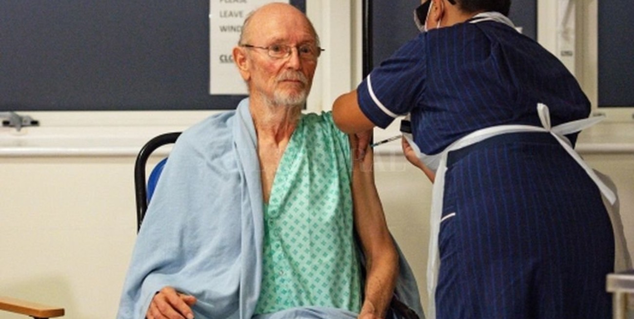 Increíble: William Shakespeare fue el primer hombre del mundo en recibir la vacuna anti Covid-19 de Pfizer