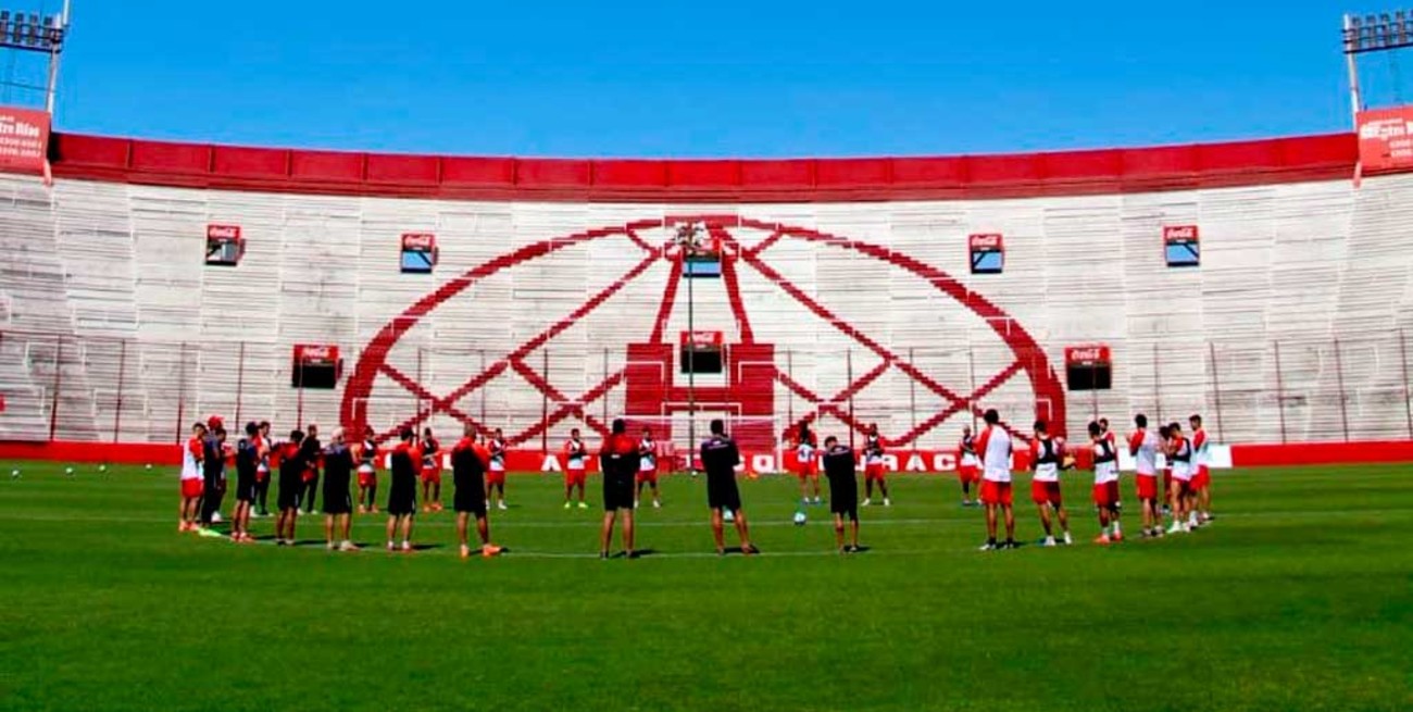 Equipos del fútbol argentino hacen un homenaje a Maradona antes de entrenar