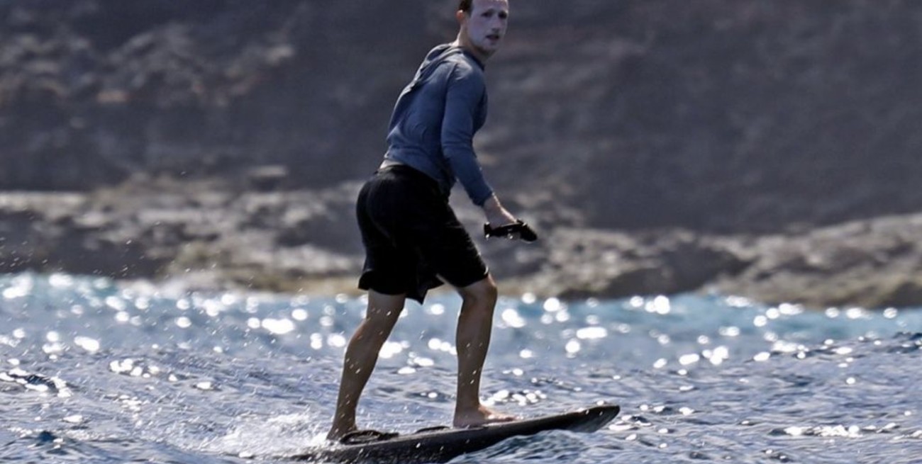 Mark Zuckerberg explicó porqué apareció surfeando con la cara cubierta por una mascarilla blanca