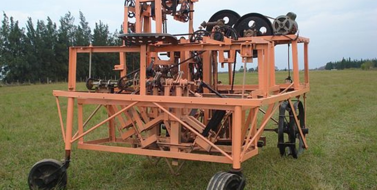 Premian diseño de máquina para plantar frutillas que hizo escuela malabriguense