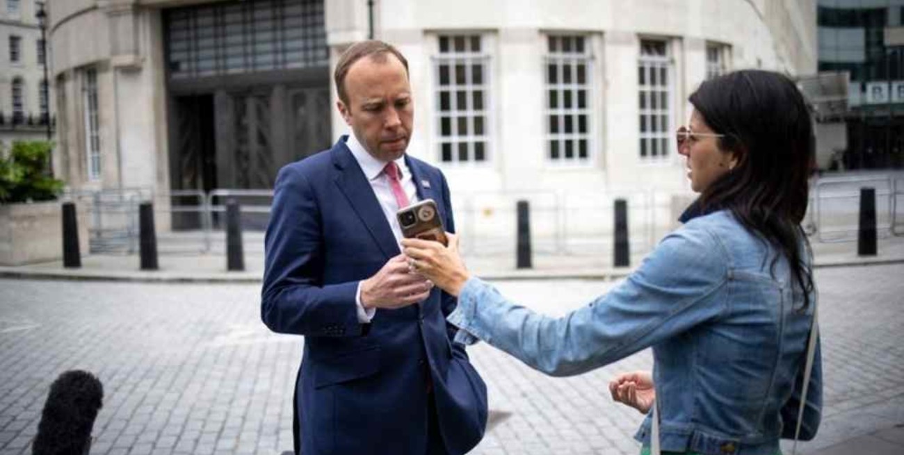 Polémica en el Reino Unido por un video del ministro de Salud besándose con su colaboradora 