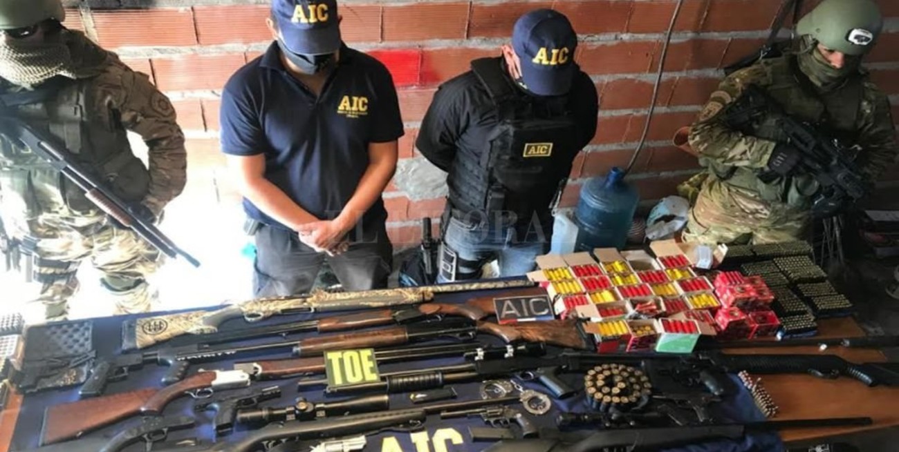 Desbarataron una banda de policías que vendían armas y municiones en Santa Fe y Entre Ríos
