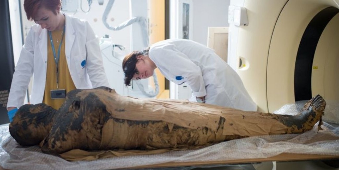 Descubrieron la primera momia egipcia embarazada