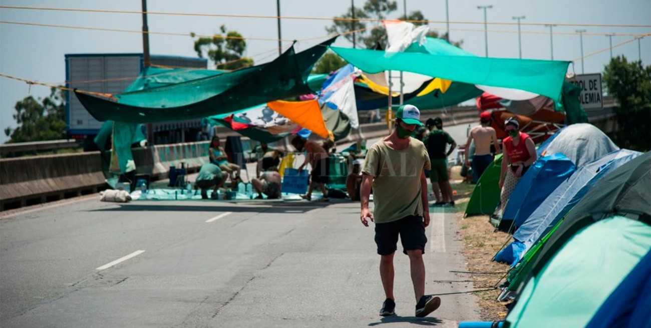 Ambientalistas cortan el puente Rosario-Victoria en reclamo por la ley de humedales