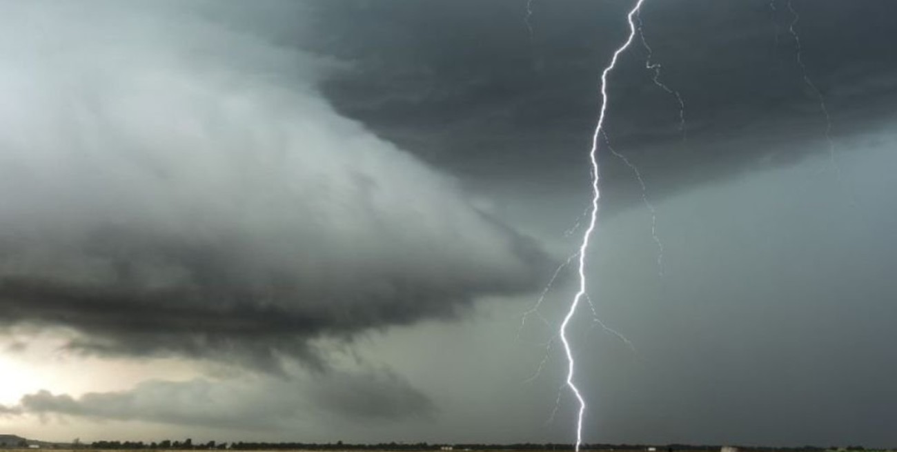 Video: China crea rayo artificial al lanzar cohete a nube de tormenta