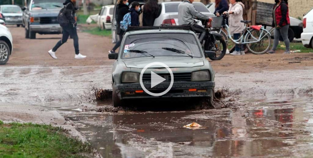 Un "dakar" en barrio Acería para llegar a la escuela