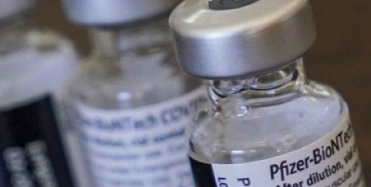 Pfizer anunció alta eficacia de dosis de refuerzo a su vacuna según un ensayo clínico