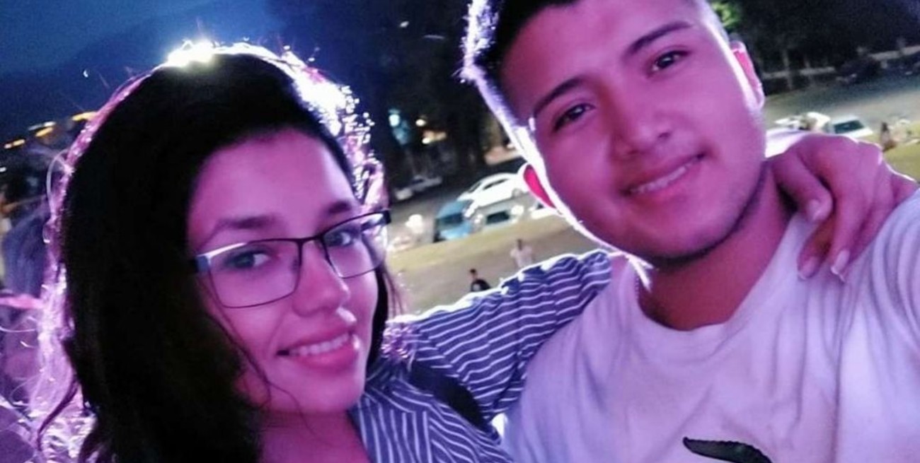 Encontraron a una chica muerta en la cama y a su novio ahorcado