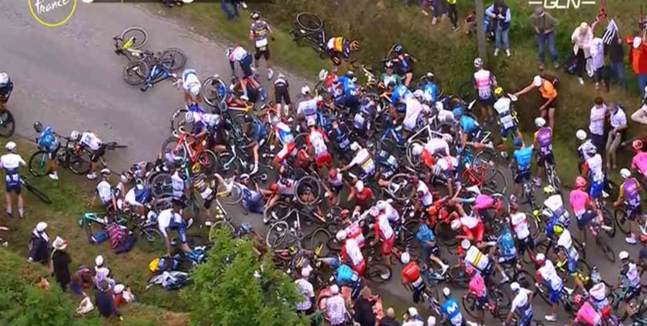 Dos caídas masiva en el Tour de Francia con más de cien ciclistas involucrados