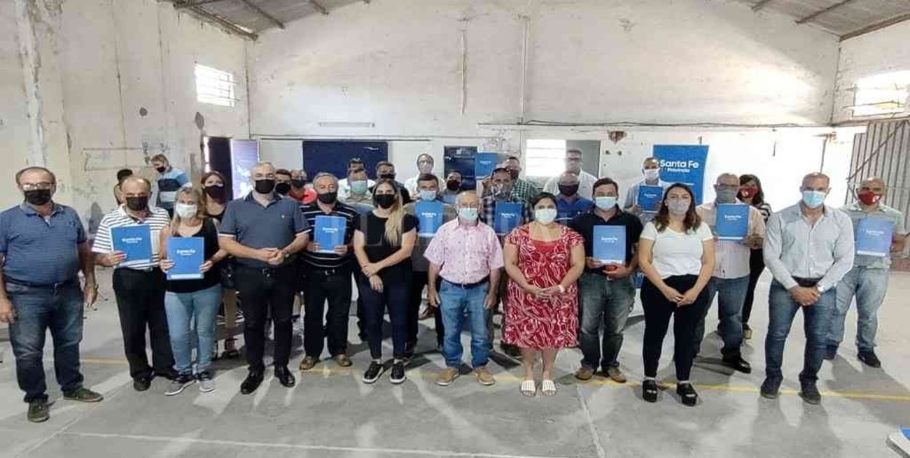 Calvo participó de la firma de convenios entre 15 clubes de Rafaela y la región