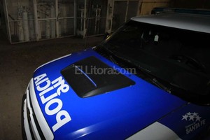 Encontraron un policía muerto dentro de un patrullero