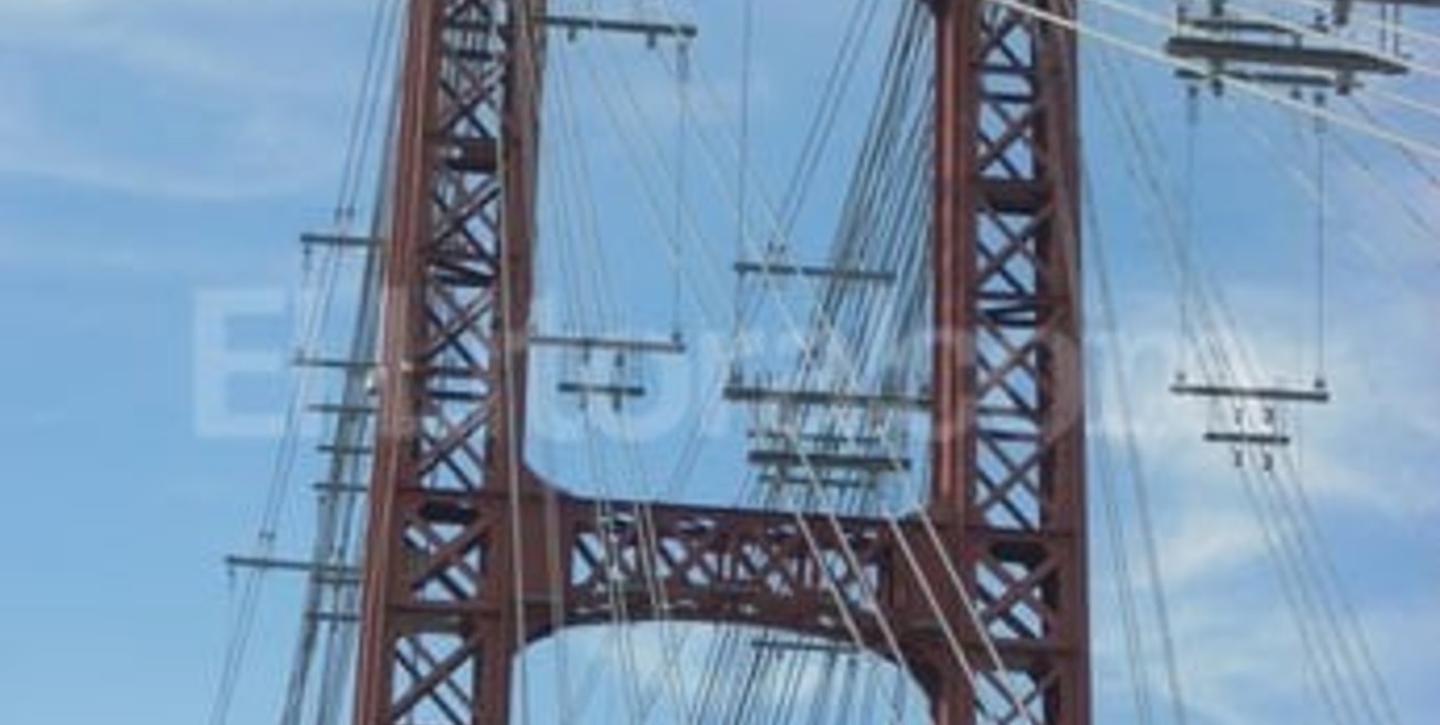 Un remisero estuvo varias horas amenzando con tirarse del Puente Colgante