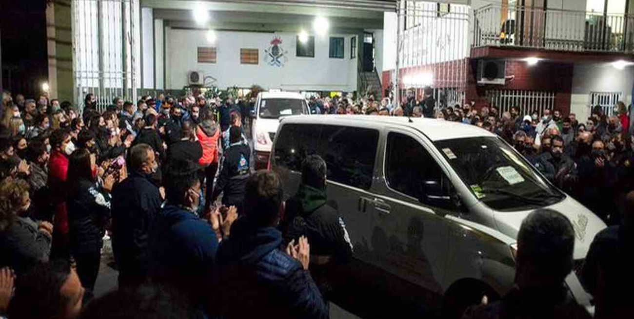 Emotivo último adiós a los tres bomberos fallecidos en Caseros