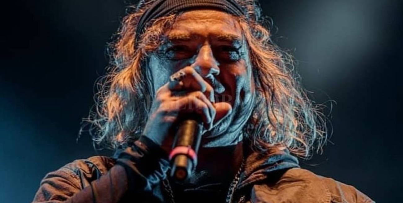 Junior llega con Caras Extrañas