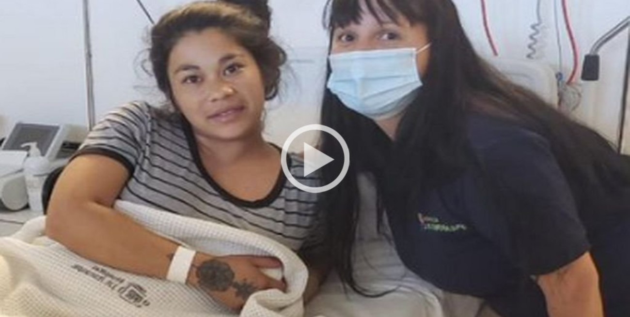 Video: una empleada administrativa del Hospital Iturraspe ofició de partera en un pasillo del hospital