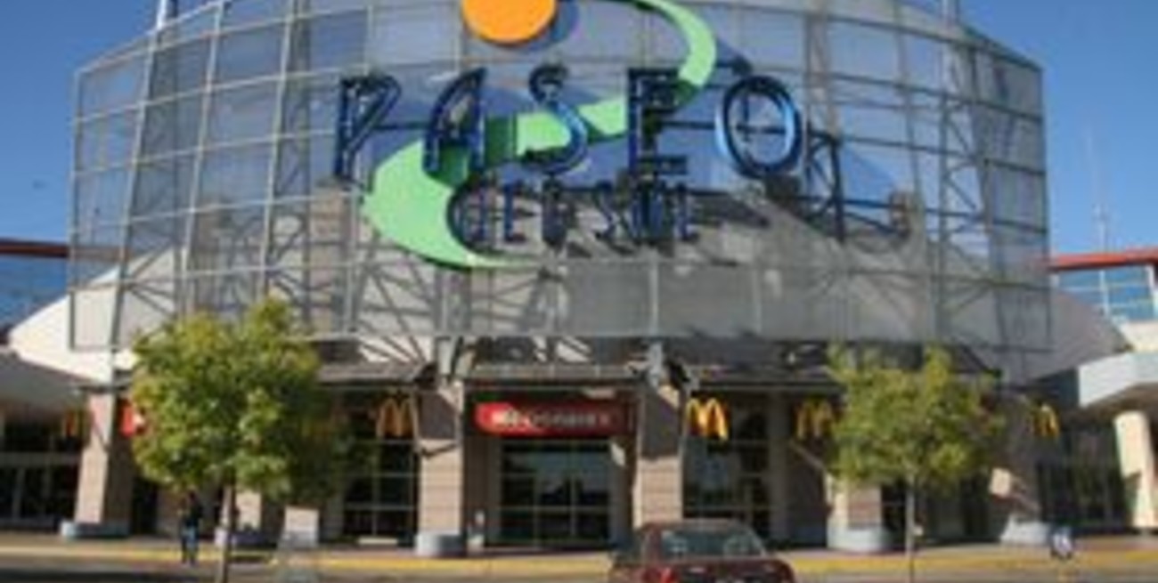 Cuatro locatarios aún "resisten" en el ex shopping Paseo del Sol