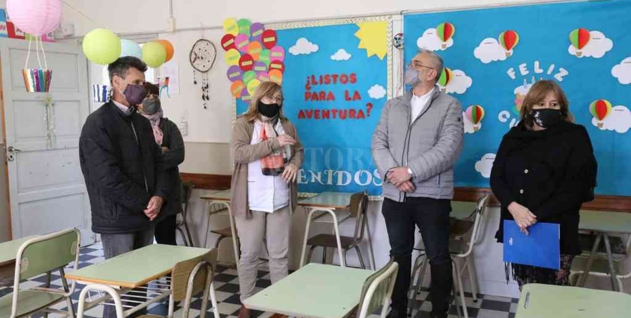 Calvo entregó aportes provinciales para obras en escuela primaria de Tacural