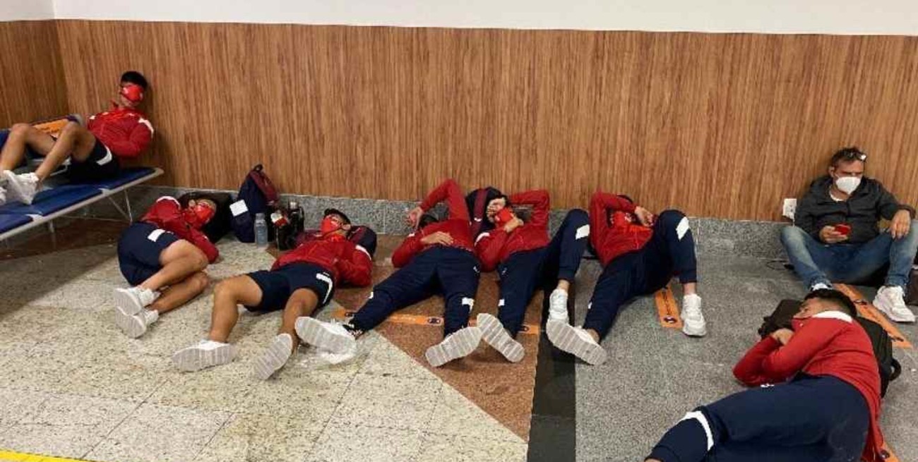 PCR positivos en Independiente: partido suspendido y jugadores durmiendo en el aeropuerto 