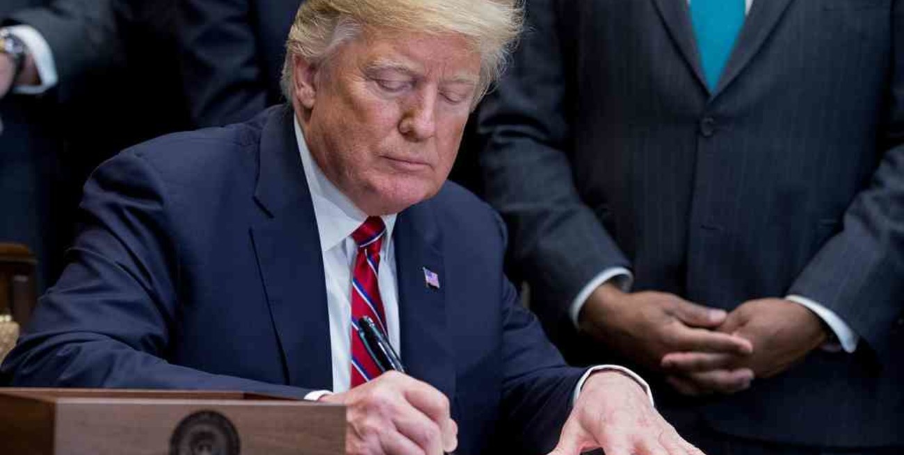 Trump firmó un proyecto de ley que convierte la tortura animal en un delito federal