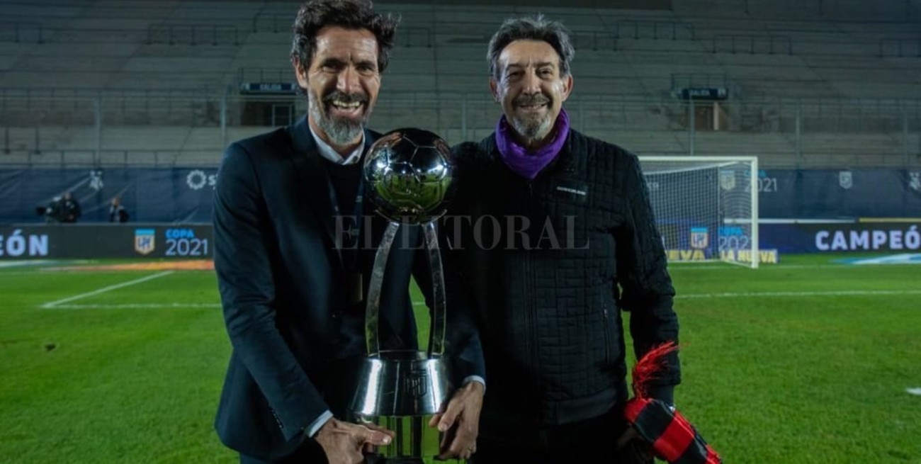 Domínguez se fue hoy (¿con la copa?) y llega su representante 