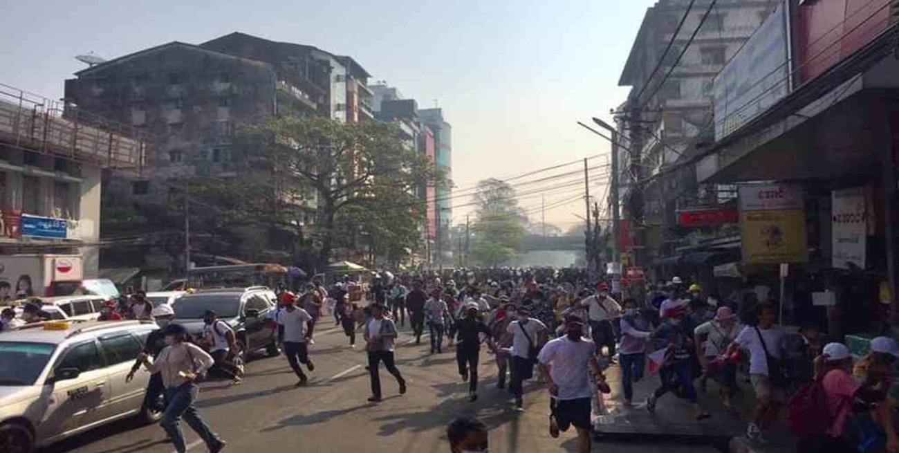 La junta militar de Birmania aumenta la represión contra los manifestantes