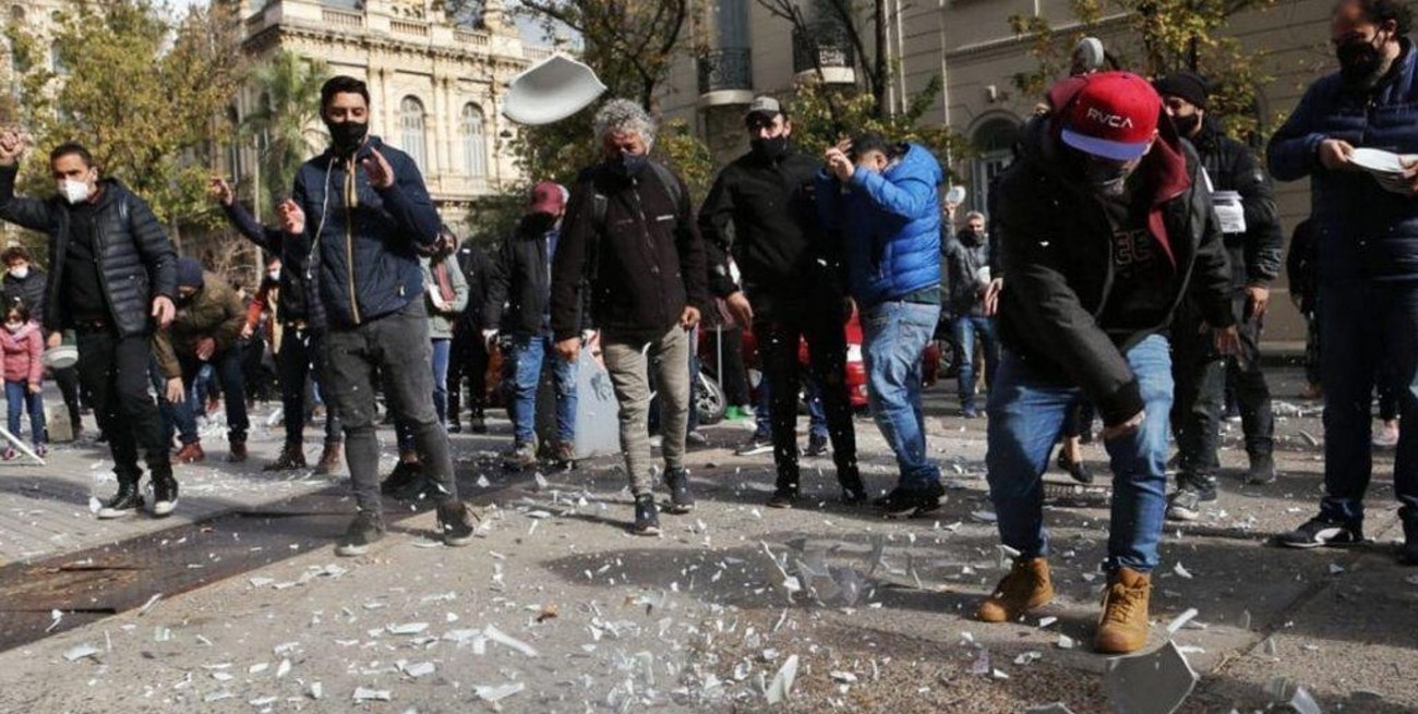 "Seguimos pagando los platos rotos", la premisa con la que gastronómicos volvieron a protestar en Rosario