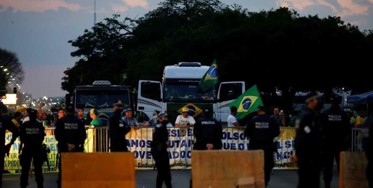 Los bolsonaristas protestan y cortan rutas, mientras el presidente les pide paciencia