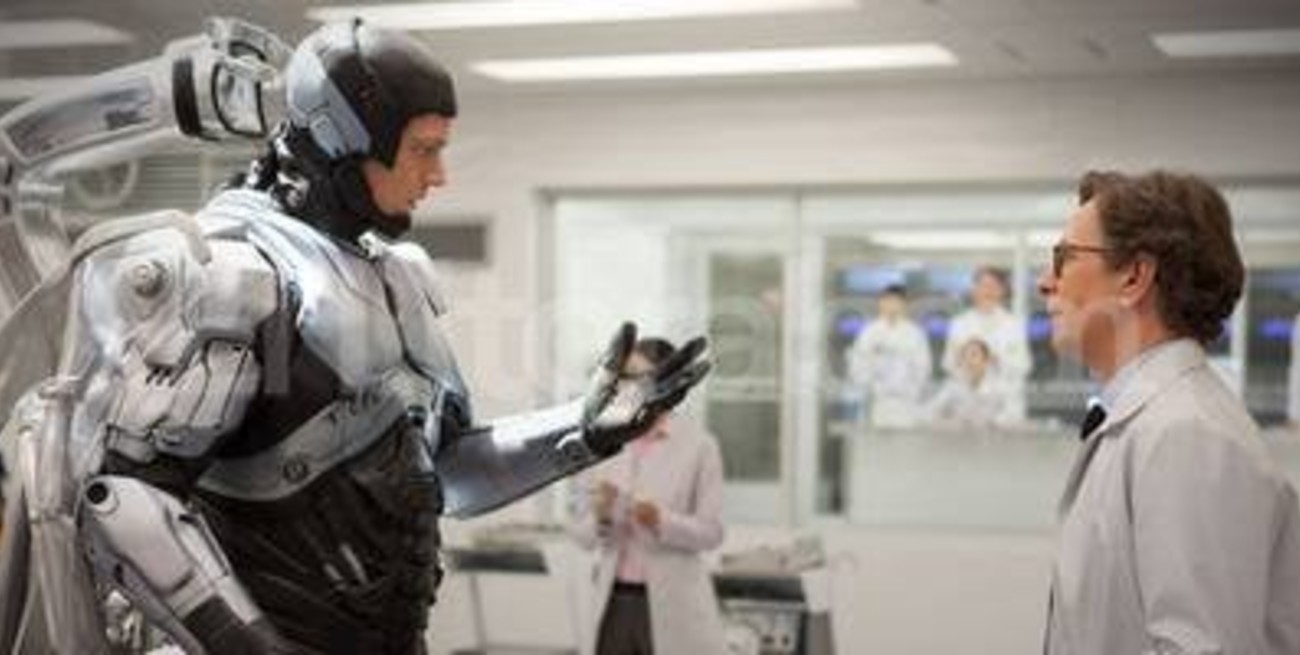 Un policía a la izquierda