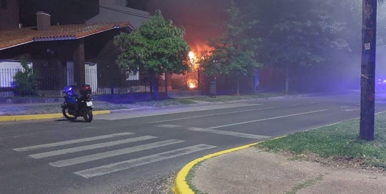 Grave incendio con dos personas heridas en la costanera de Santa Fe