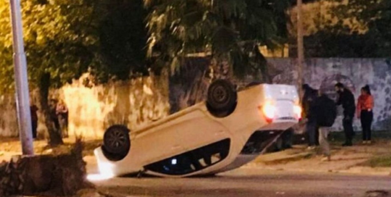 Le robó el auto nuevo al padre y volcó