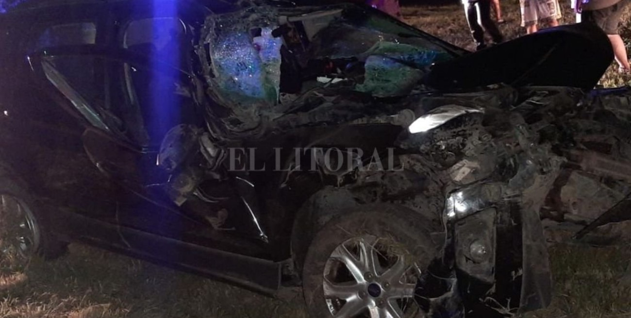 Destrucción total de una Ecosport al chocar de atrás contra un camión