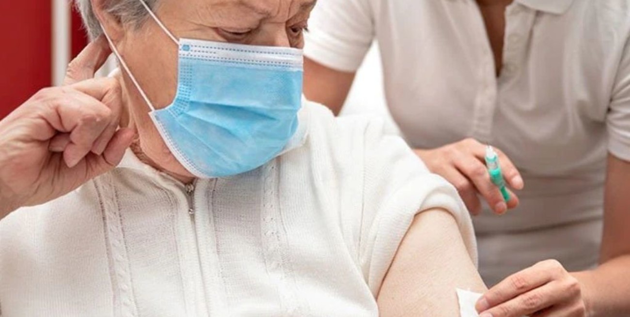 El Reino Unido planea aplicar una tercera dosis a mayores de 50 años