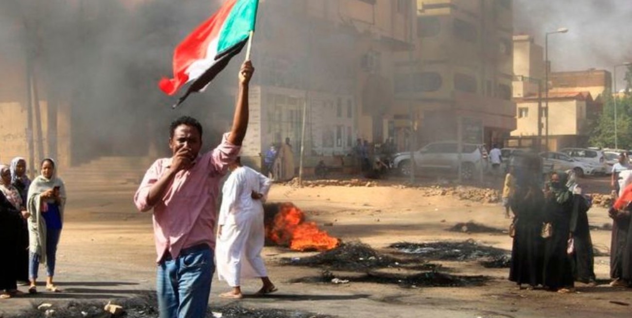 Detuvieron en Sudán a tres dirigentes pro democracia