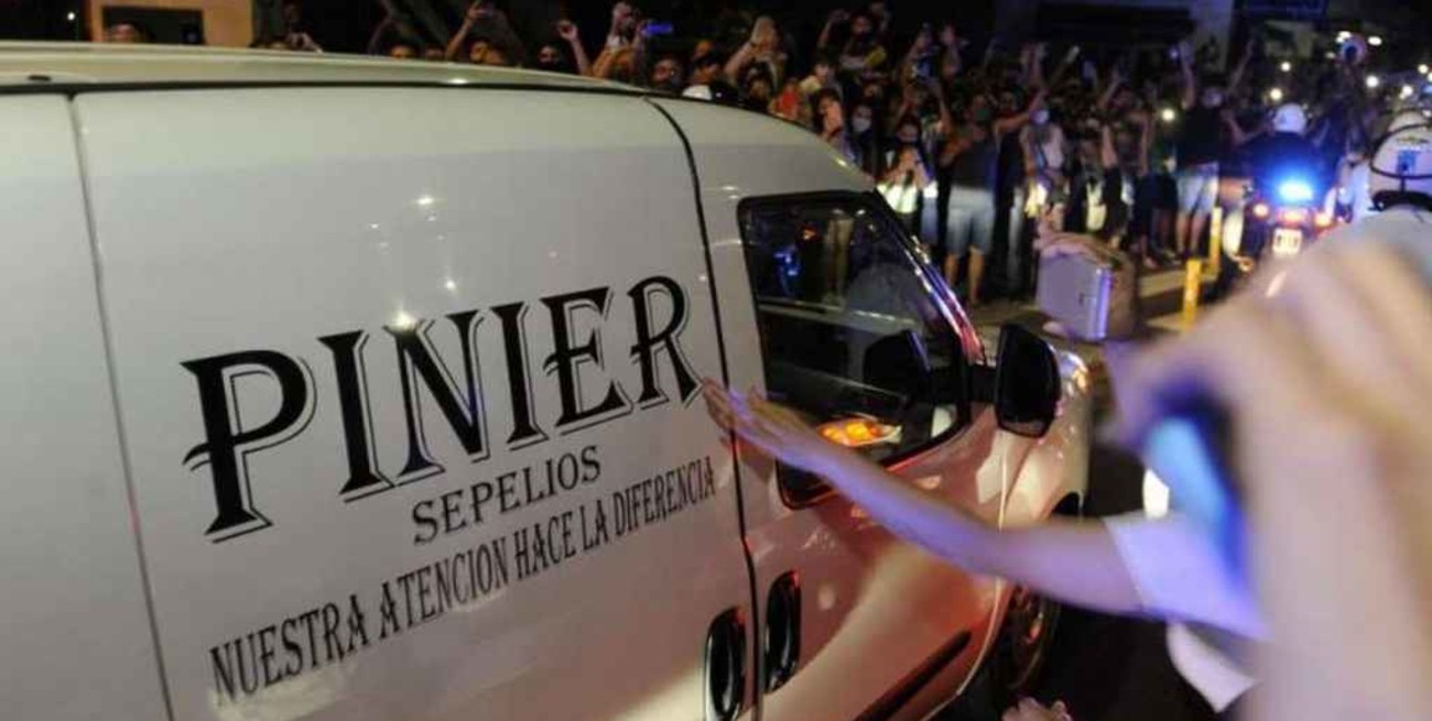 A casi un año de su muerte, esta es la vida de los hombres que se fotografiaron con el cuerpo de Maradona