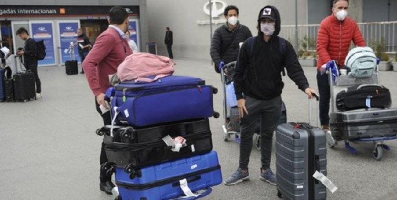 El Gobierno prorroga el DNU de restricciones y flexibilizaría el cupo viajeros