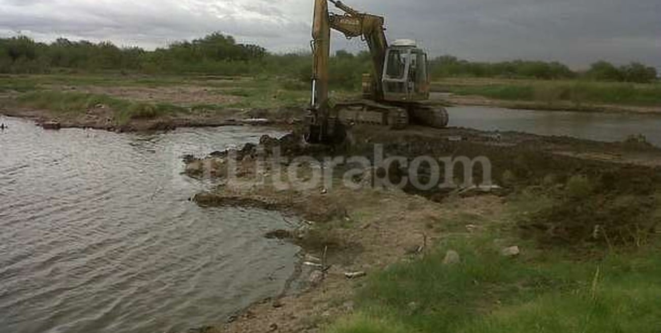 Amplían el reservorio de agua del azud nivelador en la ciudad de Tostado