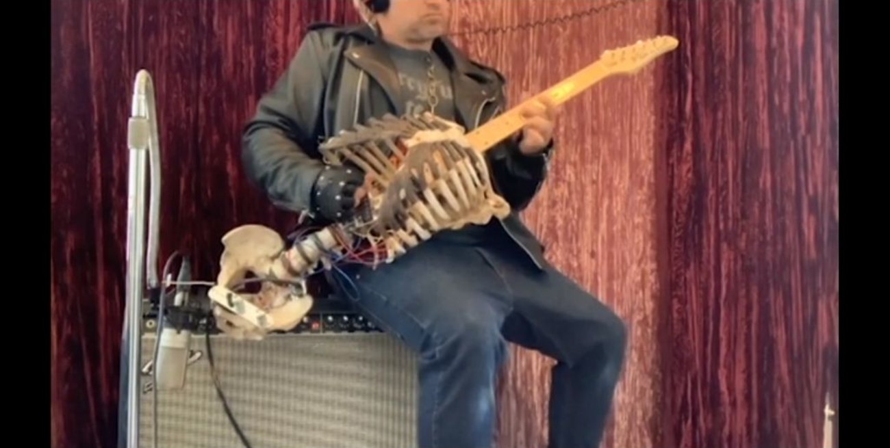 Construye una guitarra con el esqueleto de su difunto tío