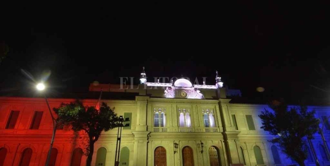 El Rectorado de la UNL se iluminó con los colores de Santa Fe por el aniversario de la ciudad 
