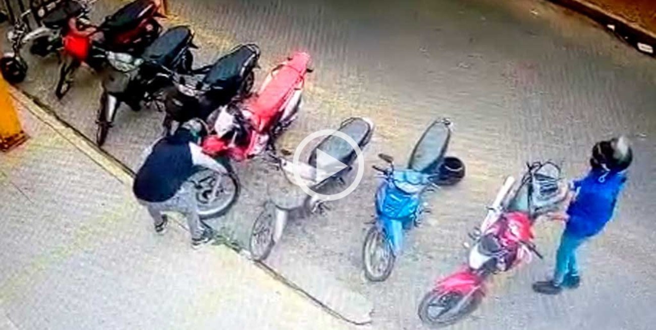 Video: en un minuto roban una moto en la puerta de la facultad de Ciencias Económicas