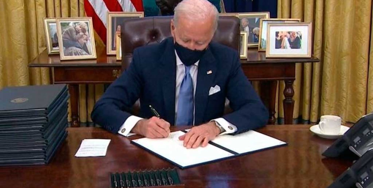 Biden pone una foto suya con el papa Francisco en la Oficina Oval