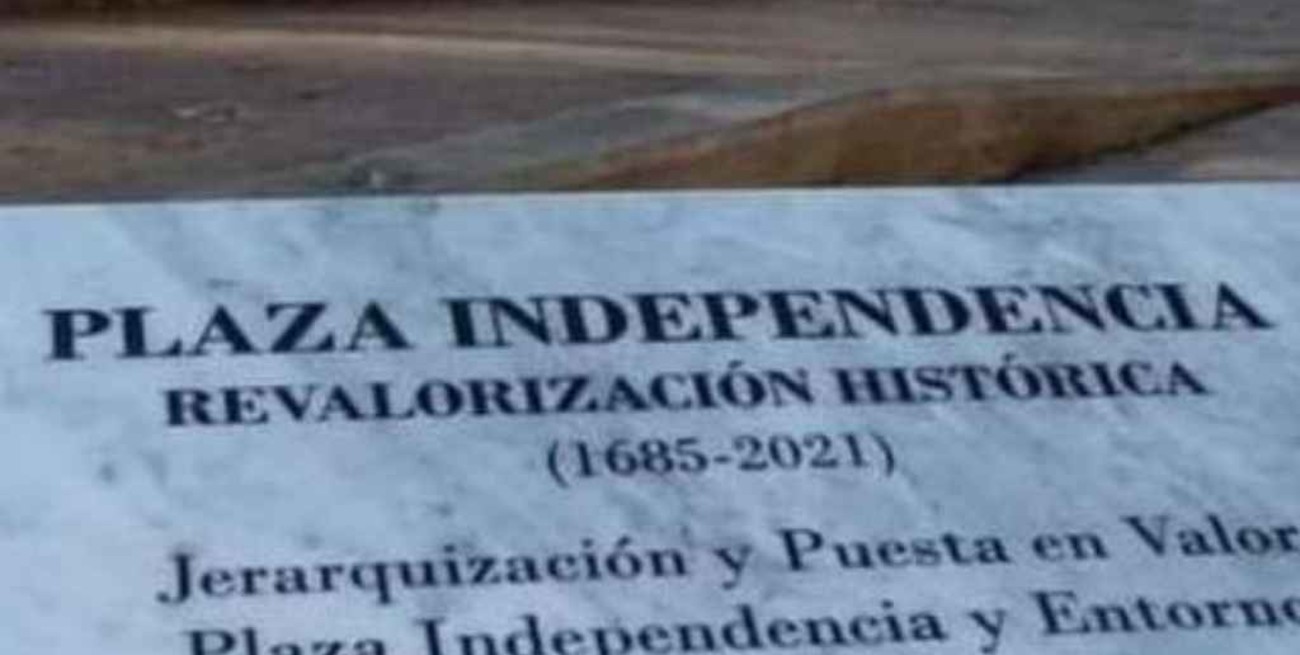 Insólito error ortográfico en la placa de una plaza en Tucumán